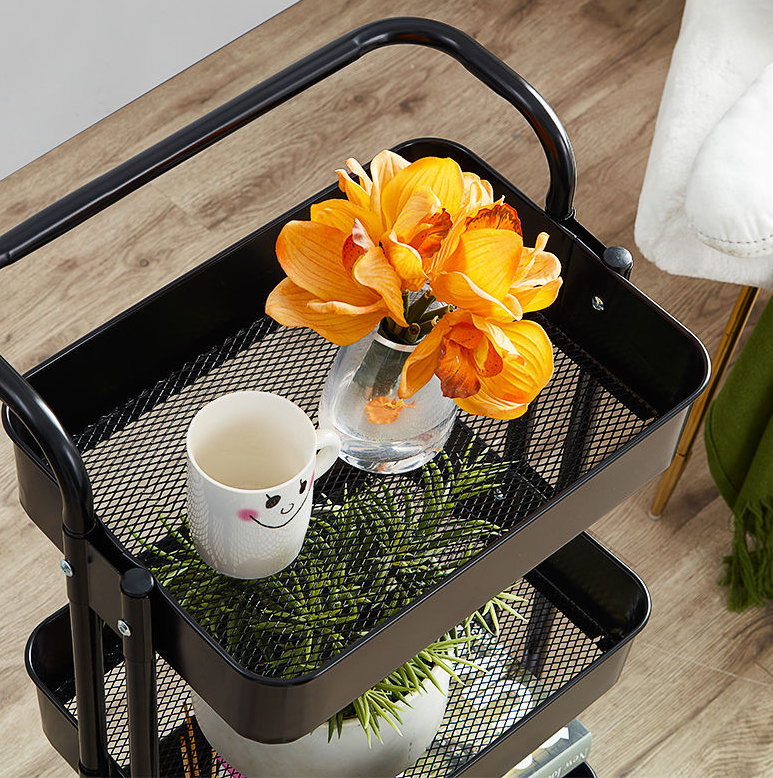 Xe đẩy 3 tầng bằng sắt chắc chắn, khay kim loại chịu lực, khác xa hàng mỏng phổ biến trên sàn S